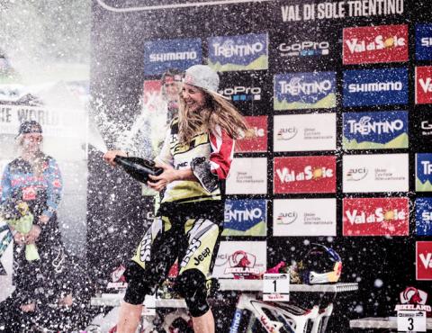 rachel-atherton-celebrates-the-victory-at-the-uci-world-tour-in-val-di-sole-italy-on-august-22nd-2015